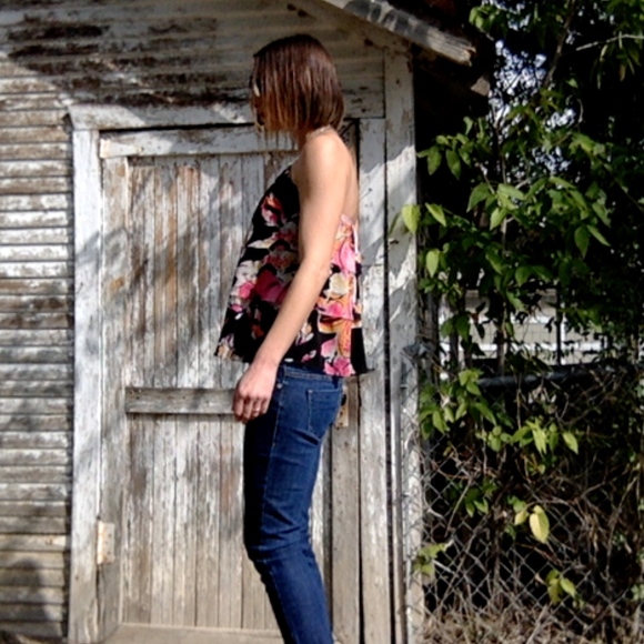 Floral Ruffle Gold Chain Halter-top - Picture 4 of 7